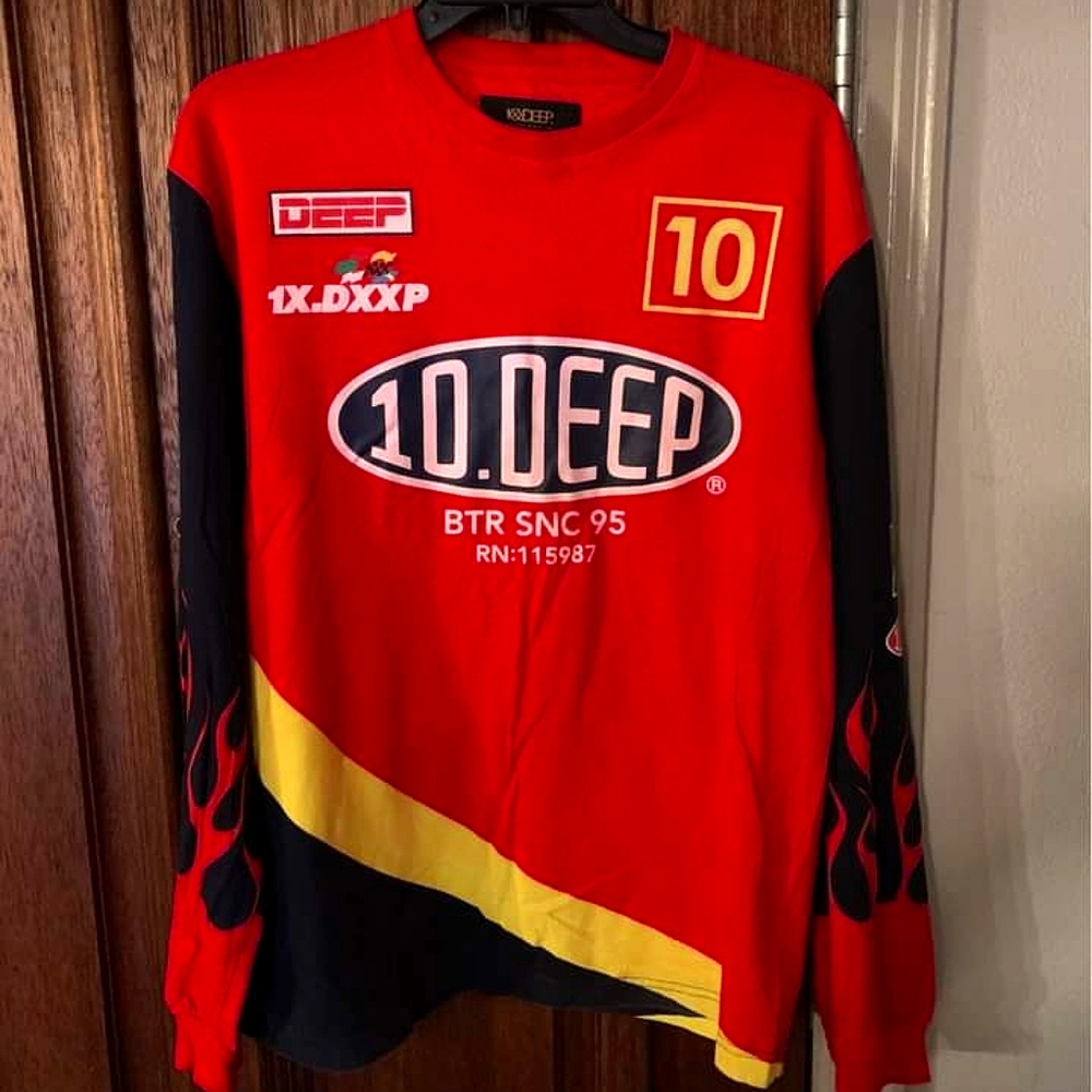 Long-sleeve t-shirt